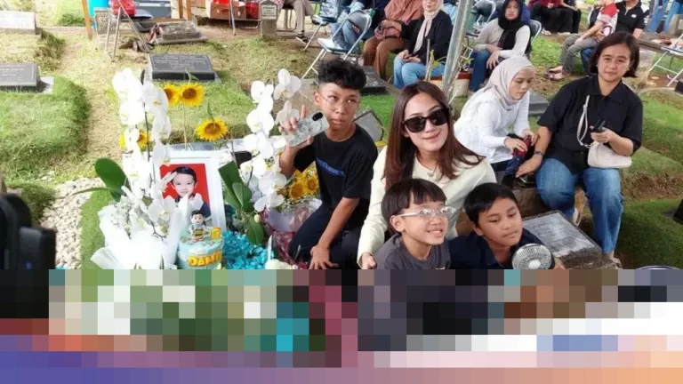 Tamara Tyasmara Rayakan Ulang Tahun Mendiang Putra di Makam, Ungkap Sulit Lepas Kebiasaan Tamara Tyasmara Rayakan Ulang Tahun Mendiang Putra di Makam, Ungkap Sulit Lepas Kebiasaan