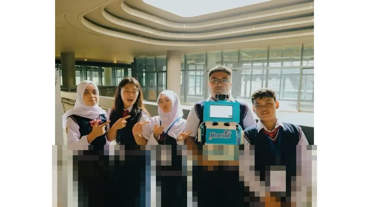 Terobosan Pelajar SMPN 1 Surabaya: NeuroAid, Robot Pendamping Autis Raih Medali Emas I2ASPO 2025