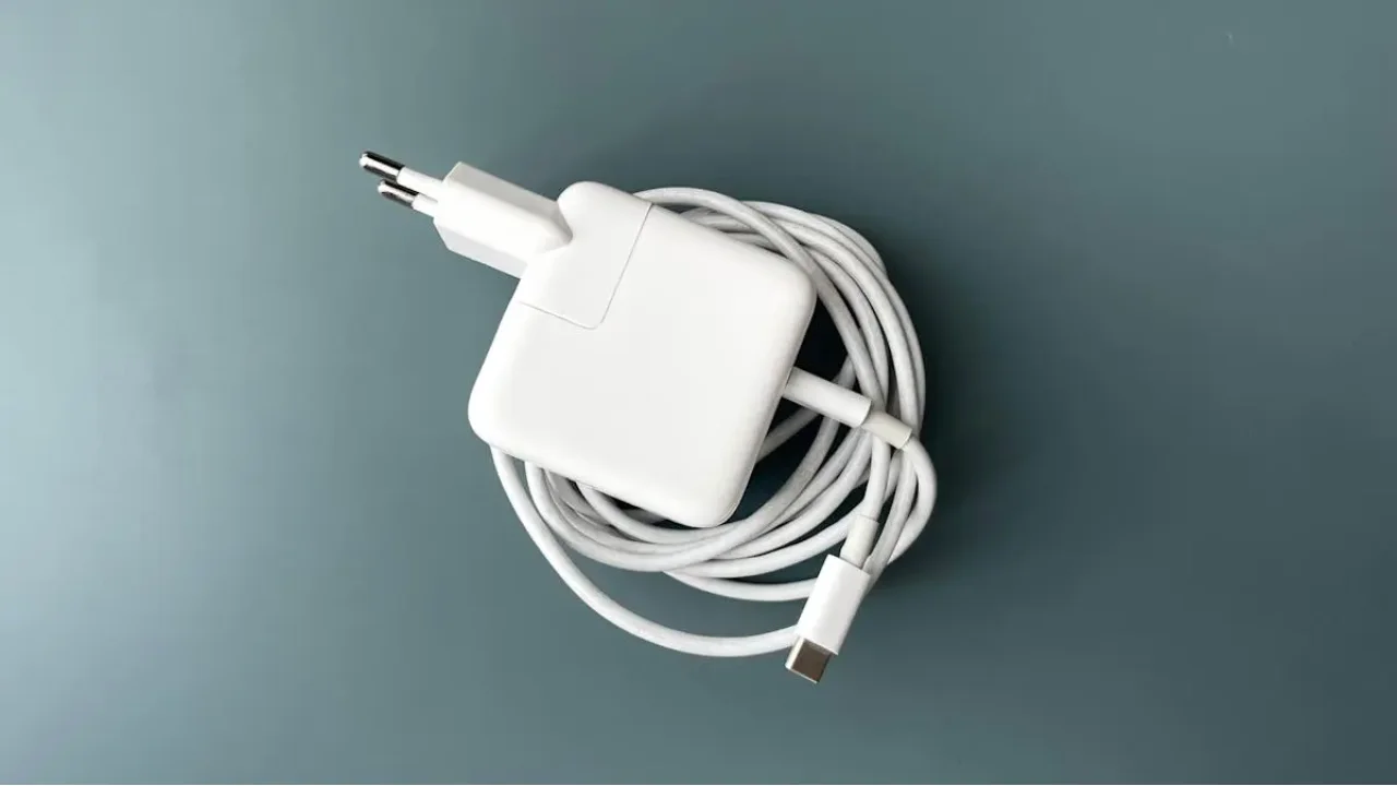 Terungkap: Charger Laptop USB-C Mampu Isi Daya Ponsel Cepat dan Aman, Ini Penjelasannya
