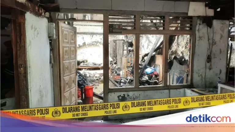 Tiwi: “Berantakan Saya, Hancur,” Pilu Warga Petamburan Saksikan Rumah Masa Kecilnya Ludes Terbakar Tiwi: “Berantakan Saya, Hancur,” Pilu Warga Petamburan Saksikan Rumah Masa Kecilnya Ludes Terbakar