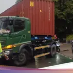TMC Polda Metro Jaya: “Kontainer Out of Control, Tabrak Pembatas Jalan di Jakbar, Lalu Lintas Sempat Macet”