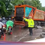 TMC Polda Metro Jaya: Truk Sampah ‘Out of Control’ di Letjend S Parman Jakbar