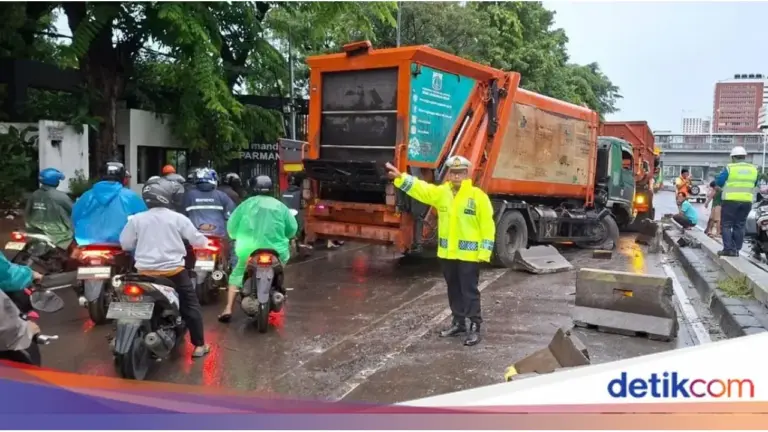 TMC Polda Metro Jaya: Truk Sampah ‘Out of Control’ di Letjend S Parman Jakbar