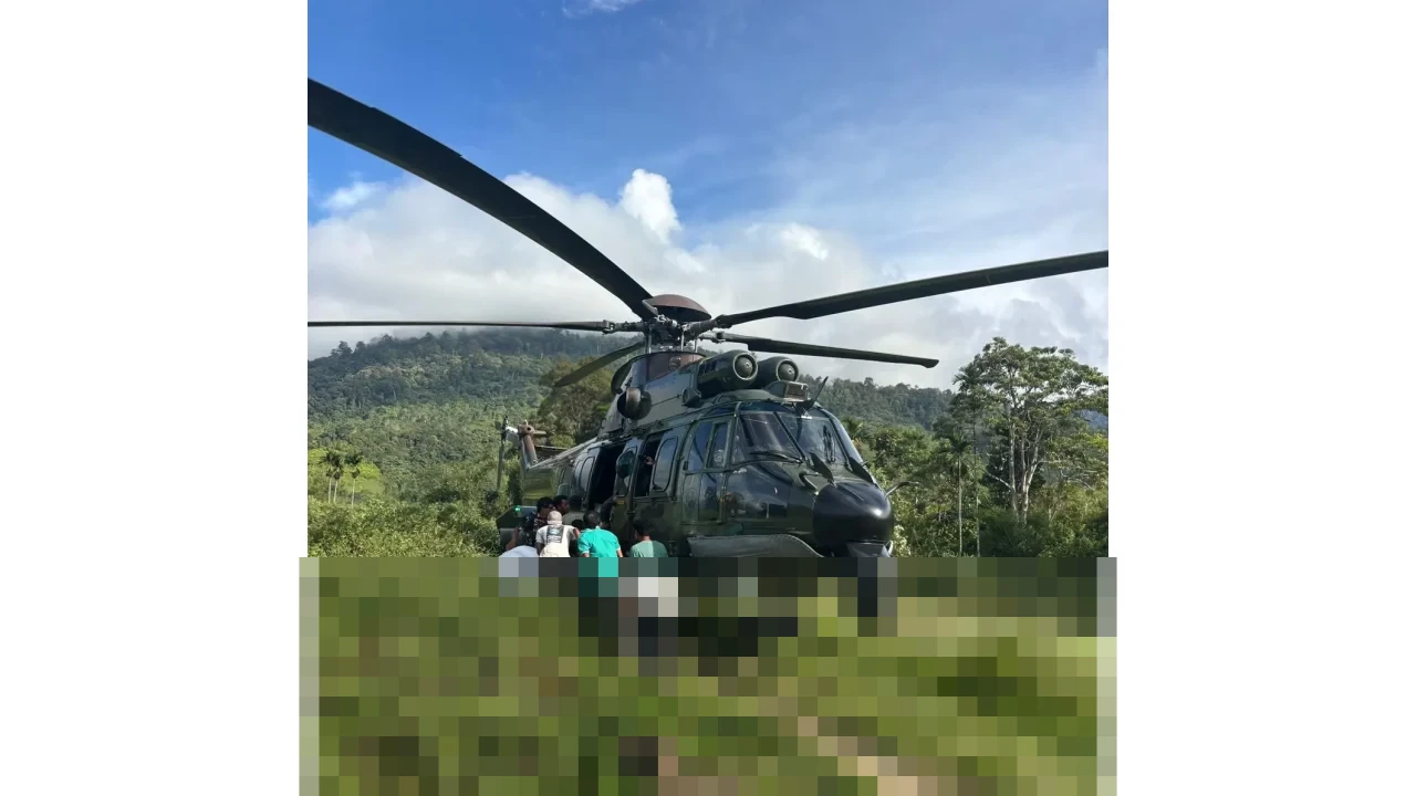 TNI AU Distribusikan Ribuan Ton Bantuan Pangan ke Tujuh Desa Terisolasi di Aceh dengan Helikopter Caracal