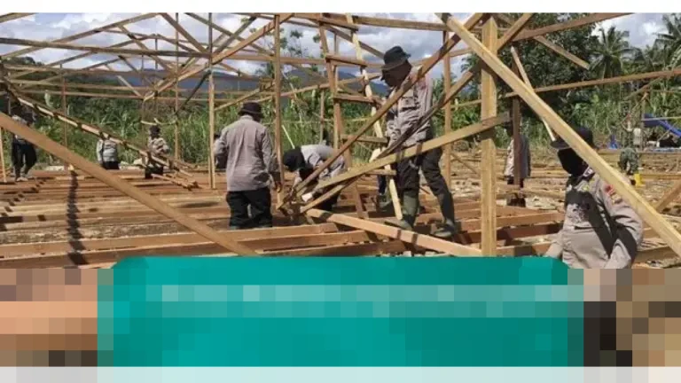 TNI dan Brimob Bersinergi Percepat Pembangunan Hunian Sementara bagi Korban Bencana di Sumatera Barat