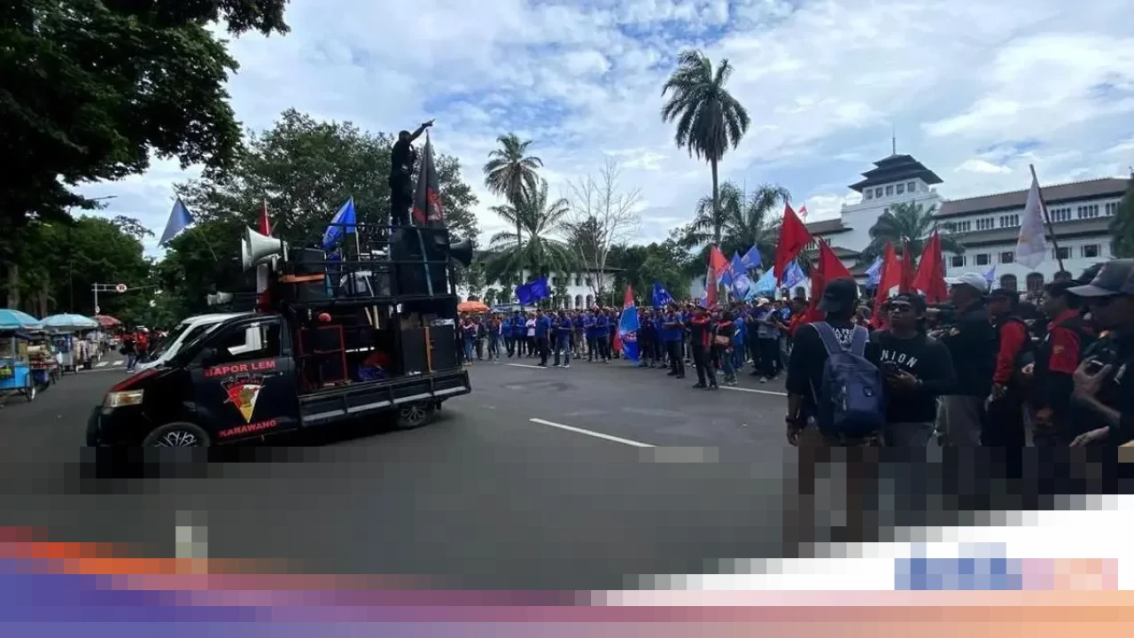 Tolak UMSK Jabar 2026, KSPSI Gelar Demo Besar di Gedung Sate: ‘Ini Bukan Keputusan Sepihak’ Tolak UMSK Jabar 2026, KSPSI Gelar Demo Besar di Gedung Sate: ‘Ini Bukan Keputusan Sepihak’