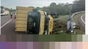 Truk Boks Terbalik di Tol Jagorawi Km 36 Bogor, Sopir Kaget Disalip Pajero dari Belakang