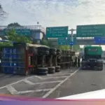 Truk Kontainer Terguling di Tol JORR Arah Cikunir, Lalu Lintas Tersendat Sepanjang 1 Kilometer