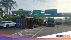 Truk Kontainer Terguling di Tol JORR Arah Cikunir, Lalu Lintas Tersendat Sepanjang 1 Kilometer