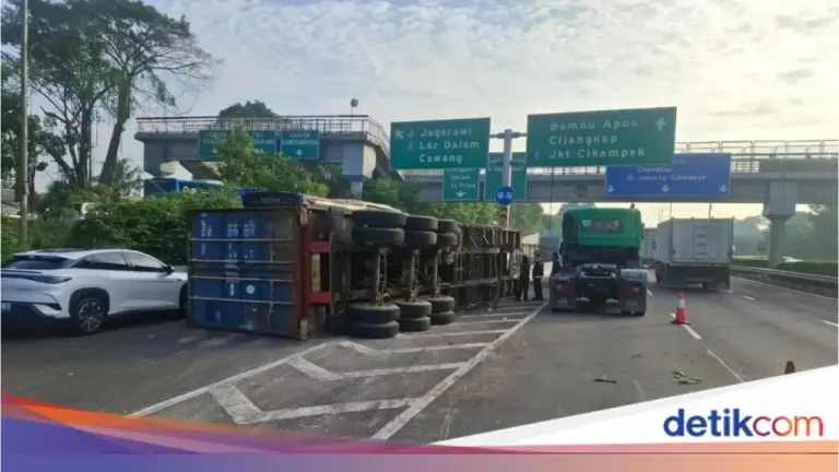 Truk Kontainer Terguling di Tol JORR Arah Cikunir, Lalu Lintas Tersendat Sepanjang 1 Kilometer
