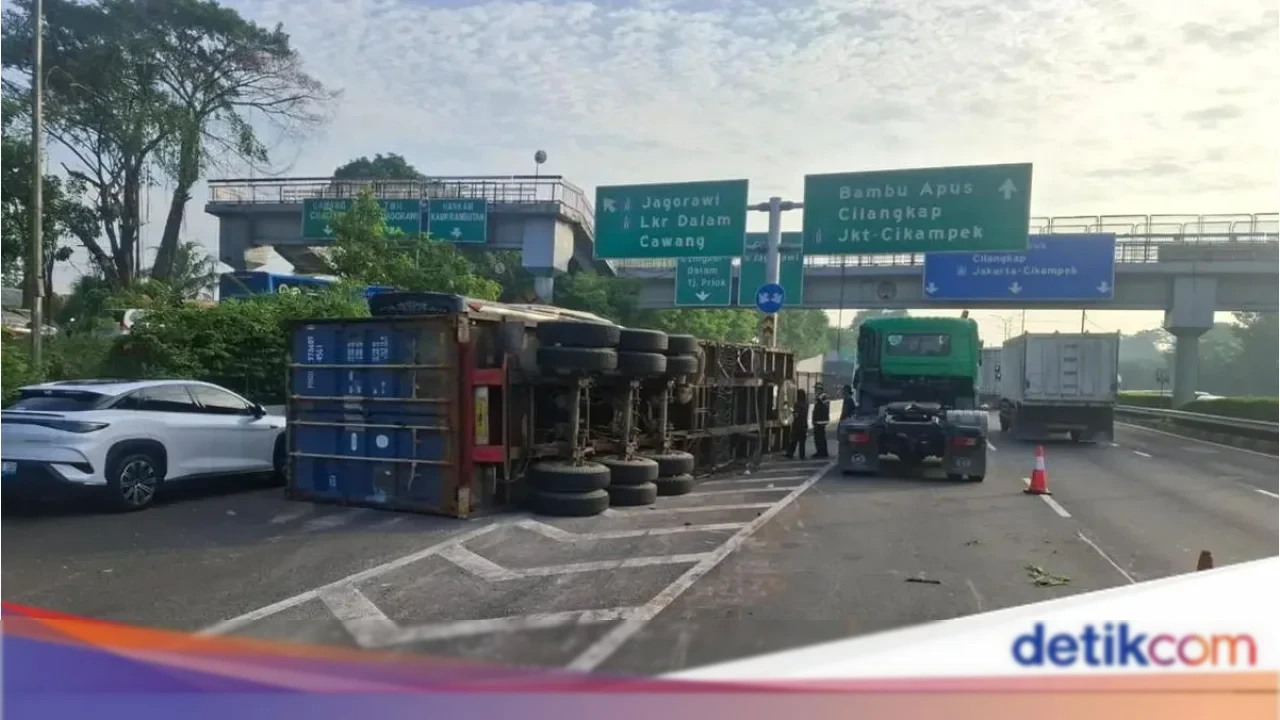 Truk Kontainer Terguling di Tol JORR Arah Cikunir, Lalu Lintas Tersendat Sepanjang 1 Kilometer