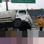Truk Tangki Oleng Hantam Pembatas Tol JORR di Meruya, Sopir Diduga Kurang Konsentrasi