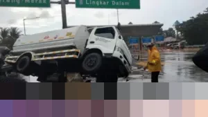 Truk Tangki Oleng Hantam Pembatas Tol JORR di Meruya, Sopir Diduga Kurang Konsentrasi