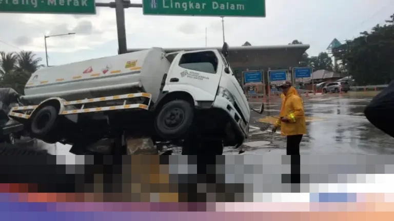 Truk Tangki Oleng Hantam Pembatas Tol JORR di Meruya, Sopir Diduga Kurang Konsentrasi Truk Tangki Oleng Hantam Pembatas Tol JORR di Meruya, Sopir Diduga Kurang Konsentrasi