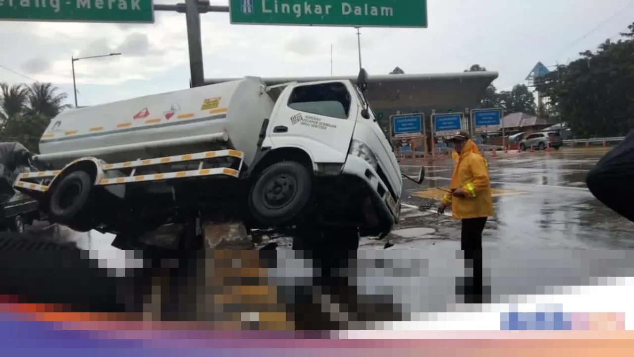 Truk Tangki Oleng Hantam Pembatas Tol JORR di Meruya, Sopir Diduga Kurang Konsentrasi