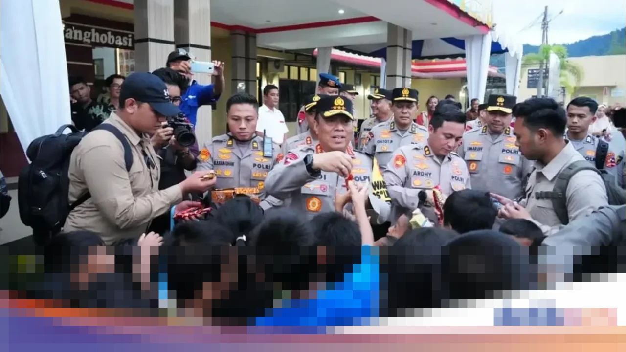 Wakapolri Komjen Dedi Prasetyo Pastikan Percepatan Pembukaan Jalur Logistik di Tapanuli Tengah Pascabanjir Bandang Wakapolri Komjen Dedi Prasetyo Pastikan Percepatan Pembukaan Jalur Logistik di Tapanuli Tengah Pascabanjir Bandang