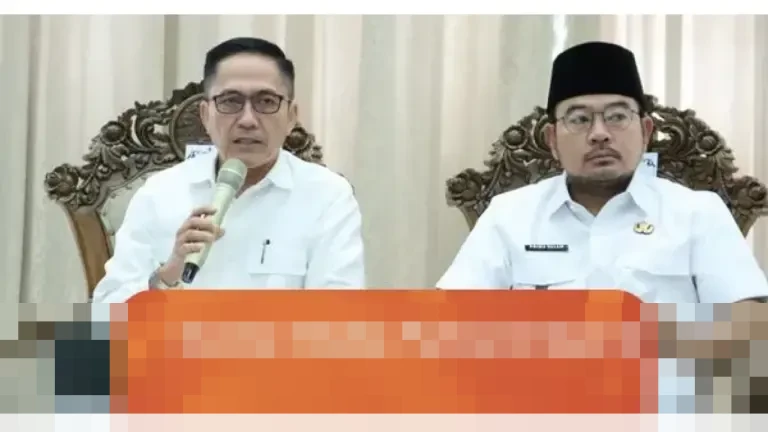 Wali Kota Palembang Ratu Dewa Kejutkan Pejabat OPD dengan Pembagian Kain Kafan saat Evaluasi Akhir Tahun