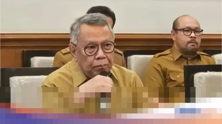 Wali Kota Tangerang Selatan Benyamin Davnie Pastikan Pengangkutan Gunungan Sampah di Ciputat Bertahap