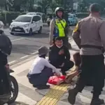 Wanita Histeris di Margonda Depok Dievakuasi Polisi, Diduga Depresi dan Berusaha Bunuh Diri