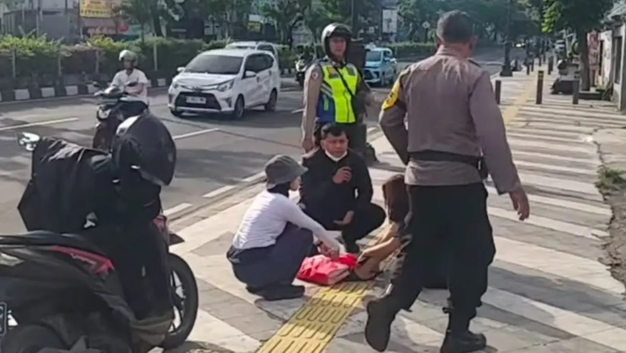 Wanita Histeris di Margonda Depok Dievakuasi Polisi, Diduga Depresi dan Berusaha Bunuh Diri