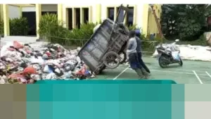 Warga Bekasi Tumpahkan Sampah di Kantor Kelurahan Kebalen, Protes Penutupan TPS Tanpa Solusi Alternatif