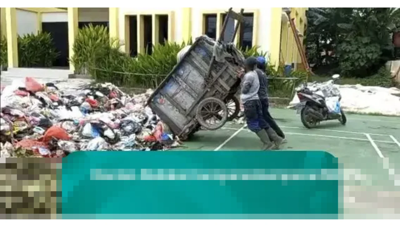 Warga Bekasi Tumpahkan Sampah di Kantor Kelurahan Kebalen, Protes Penutupan TPS Tanpa Solusi Alternatif Warga Bekasi Tumpahkan Sampah di Kantor Kelurahan Kebalen, Protes Penutupan TPS Tanpa Solusi Alternatif