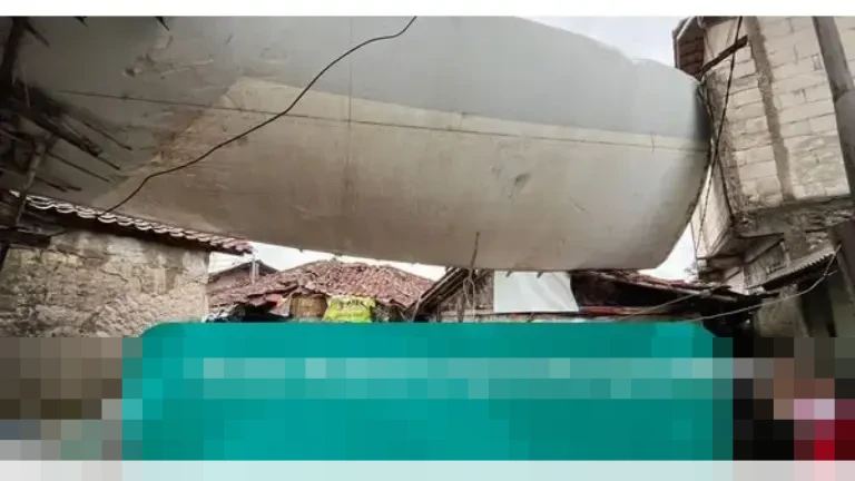Warga Bogor Keluhkan Puing Pesawat Belum Dievakuasi Usai Rumah Tertimpa Sayap Bangkai