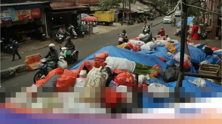 Warga Ciputat Protes Tumpukan Sampah Tak Diangkut Berminggu-minggu: Bau Busuk dan Belatung Merajalela