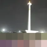 Warga Jakarta Tetap Padati Monas dan Bundaran HI Sambut Tahun Baru Meski Diguyur Hujan Deras