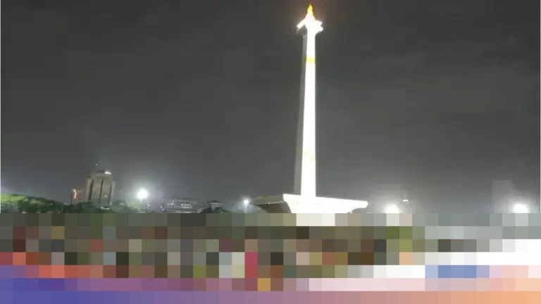 Warga Jakarta Tetap Padati Monas dan Bundaran HI Sambut Tahun Baru Meski Diguyur Hujan Deras
