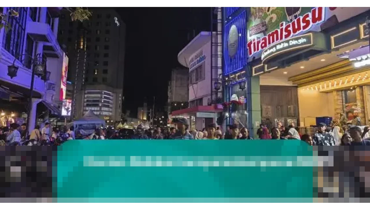 Warga Padati Jalan Braga Bandung, Sambut Malam Pergantian Tahun 2026 dengan Antusias