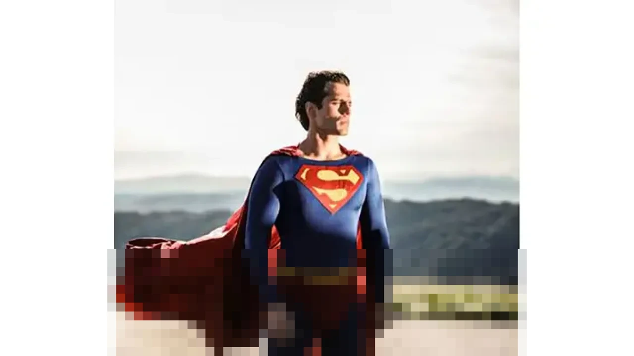 Zack Snyder Ungkap Momen Langka Uji Kostum Henry Cavill sebagai Superman dengan Celana Merah Klasik