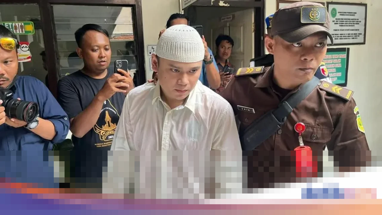 Alvi Maulana, Terdakwa Mutilasi Pacar hingga Ratusan Potong, Didakwa Pembunuhan Berencana di PN Mojokerto Alvi Maulana, Terdakwa Mutilasi Pacar hingga Ratusan Potong, Didakwa Pembunuhan Berencana di PN Mojokerto