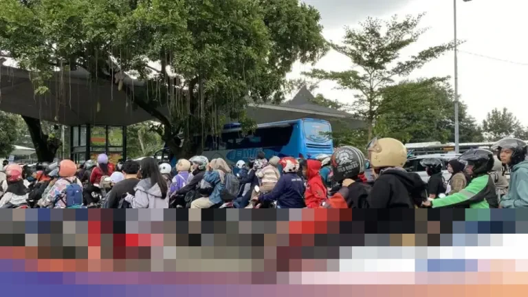 Antrean Panjang Kendaraan dan Pengunjung Padati Taman Margasatwa Ragunan di Momen Libur Awal 2026 Antrean Panjang Kendaraan dan Pengunjung Padati Taman Margasatwa Ragunan di Momen Libur Awal 2026