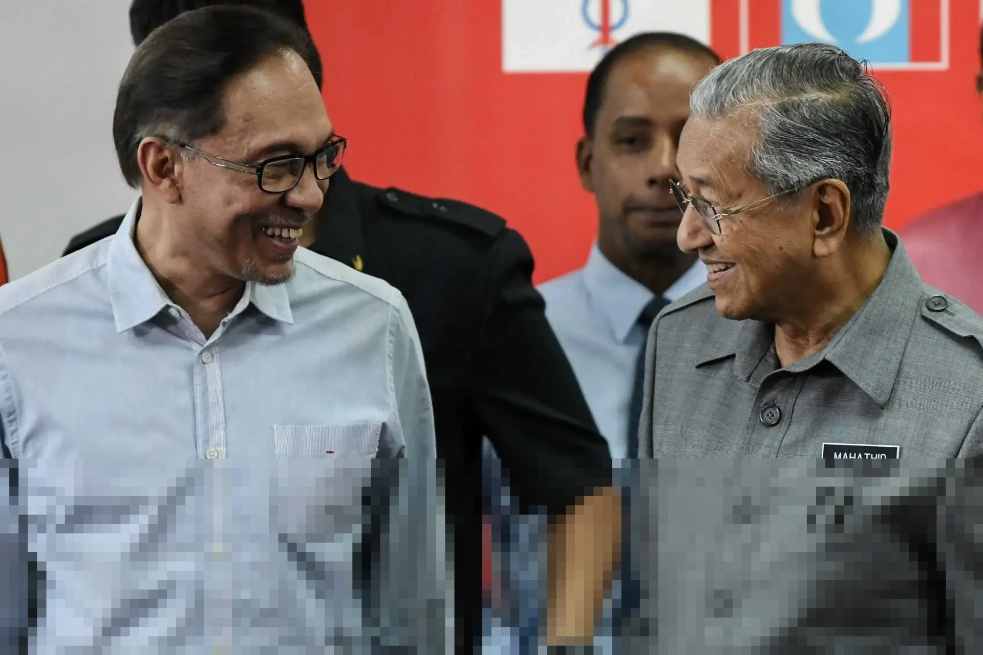 Anwar Ibrahim: “Mendoakan Kesembuhan Tun Mahathir yang Alami Patah Tulang Panggul”