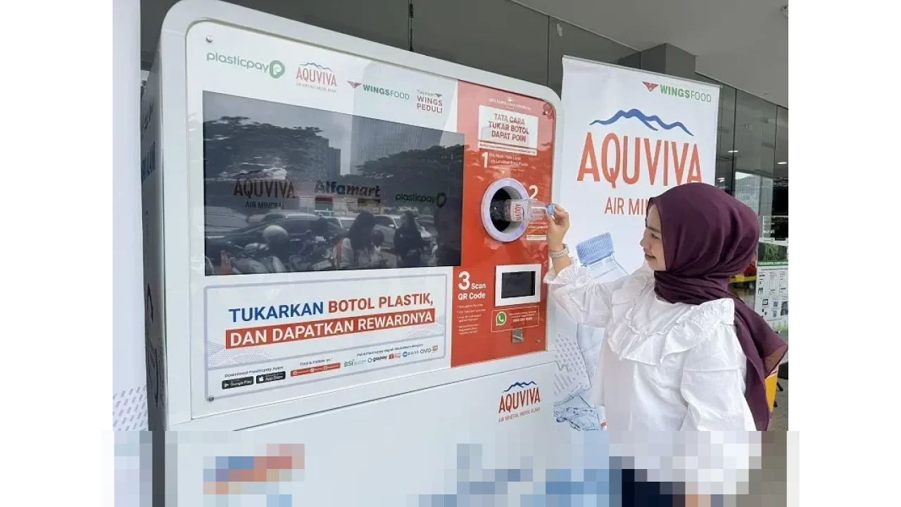 Aquviva dan Plasticpay Hadirkan Reverse Vending Machine di Alfamart, Dorong Daur Ulang Botol Plastik