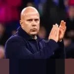 Arne Slot Tunjukkan Sportivitas, Bela Martinelli Usai Insiden Dorong Bradley di Liga Inggris