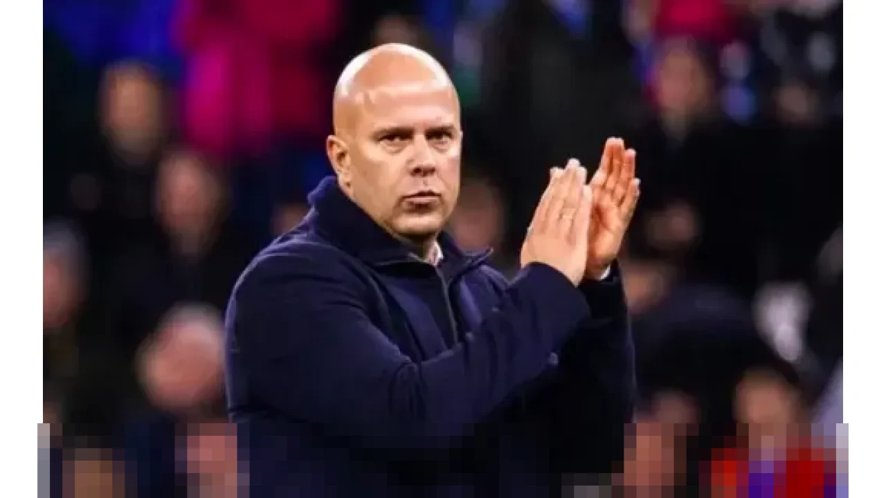 Arne Slot Tunjukkan Sportivitas, Bela Martinelli Usai Insiden Dorong Bradley di Liga Inggris