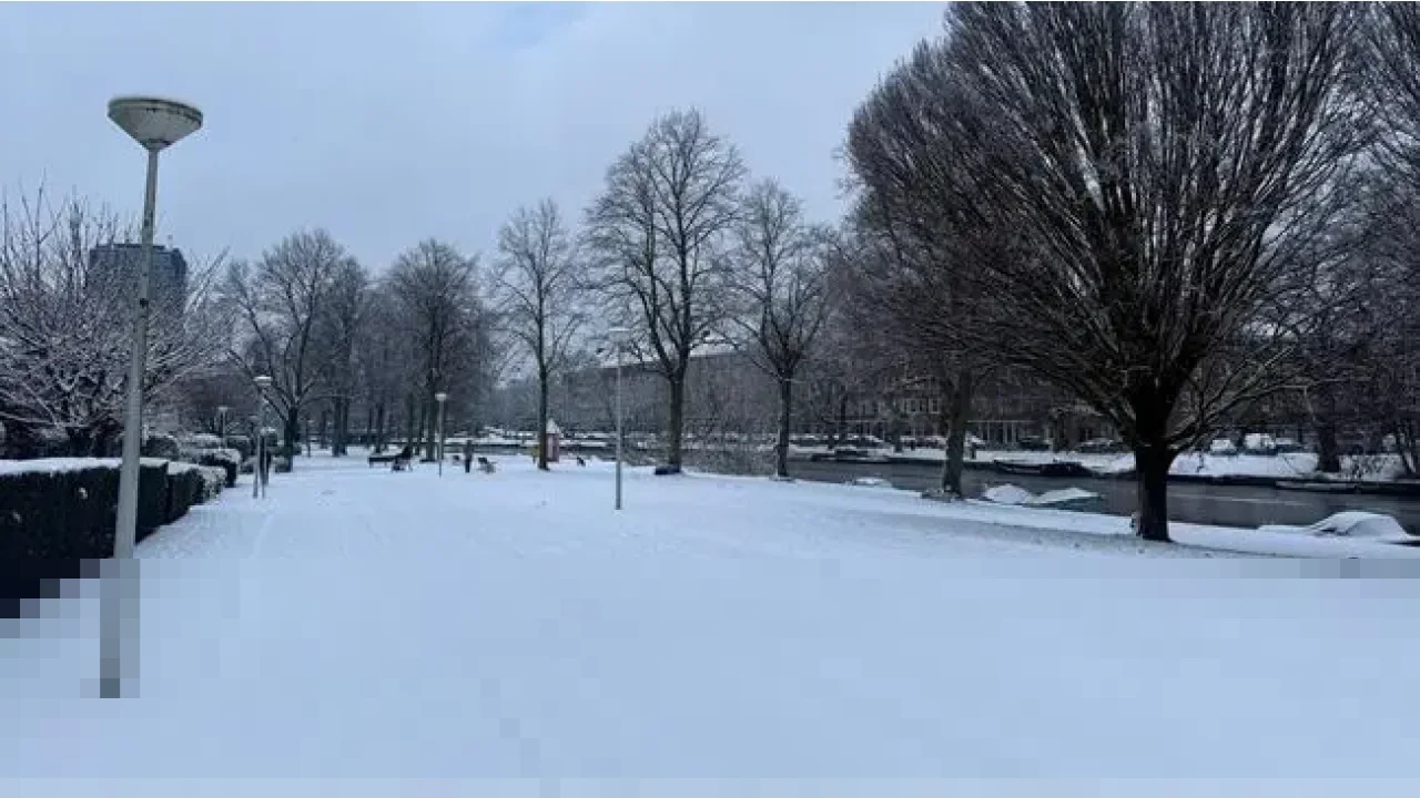 Badai Salju Parah Landa Belanda, Lebih dari 500 Penerbangan di Schiphol Dibatalkan, Perjalanan Kereta Terganggu