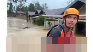 Banjir Landa Padang, Kantor SAR Kerahkan Perahu Karet Evakuasi Ratusan Warga Terjebak di Rumah