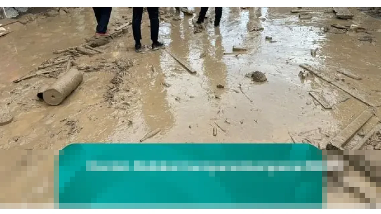 Banjir Lumpur Parah Terjang Nagari Maninjau Agam pada Malam Tahun Baru, Akses Jalan Utama Lumpuh Total