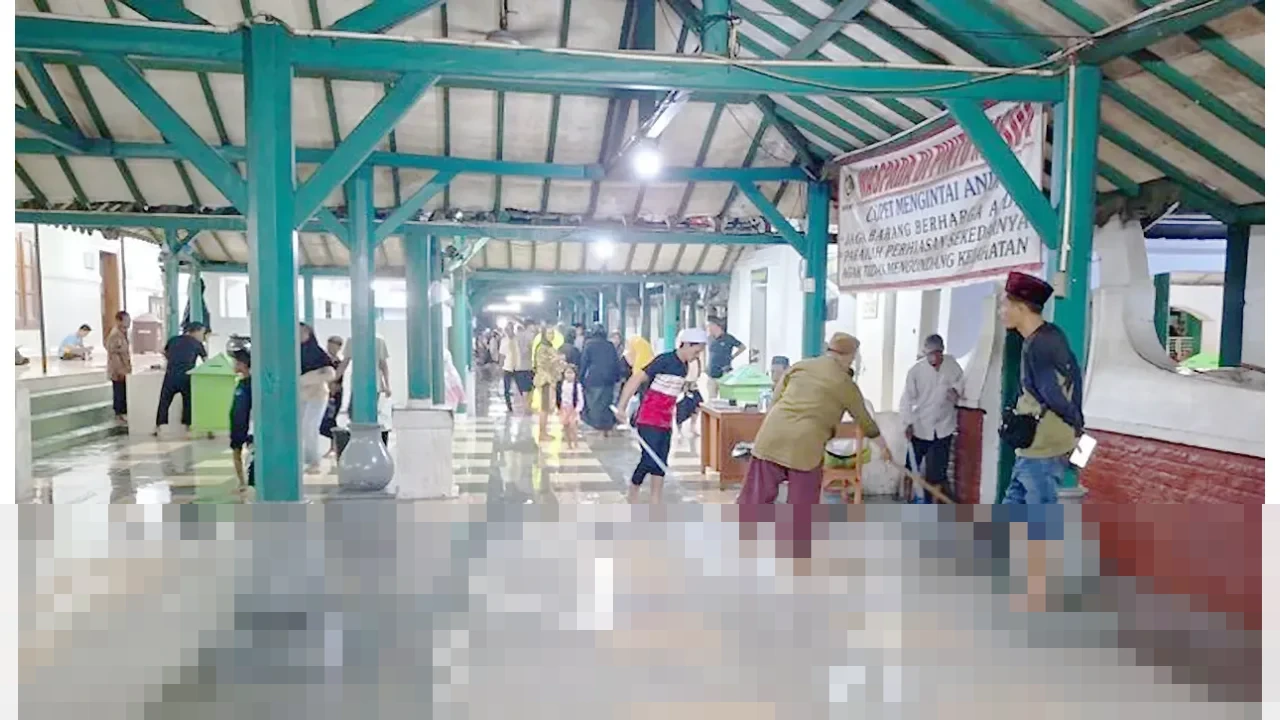 Basuni: “Ziarah Tetap Berjalan,” Kawasan Banten Lama Terendam Banjir Setinggi Lutut Basuni: “Ziarah Tetap Berjalan,” Kawasan Banten Lama Terendam Banjir Setinggi Lutut