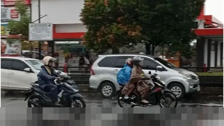 BMKG Peringatkan Hujan Ringan hingga Lebat di Mayoritas Kota Besar, Waspada Gelombang Tinggi