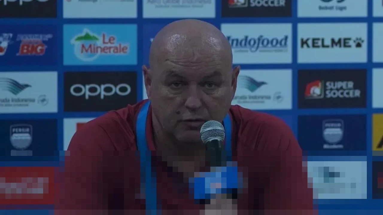 Bojan Hodak Tegaskan: “Tidak Benar” Persib Rekrut Maarten Paes dan Joey Pelupessy