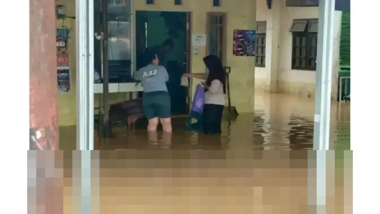 Bupati Agam Ungkap 40 Rumah Terendam Banjir Bandang Maninjau, Ancaman Meluas Mengintai Bupati Agam Ungkap 40 Rumah Terendam Banjir Bandang Maninjau, Ancaman Meluas Mengintai