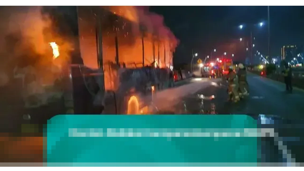 Bus Rombongan Peziarah Tujuan Wali Songo Terbakar Hebat di Tol Japek KM 06A, Seluruh 34 Penumpang Selamat