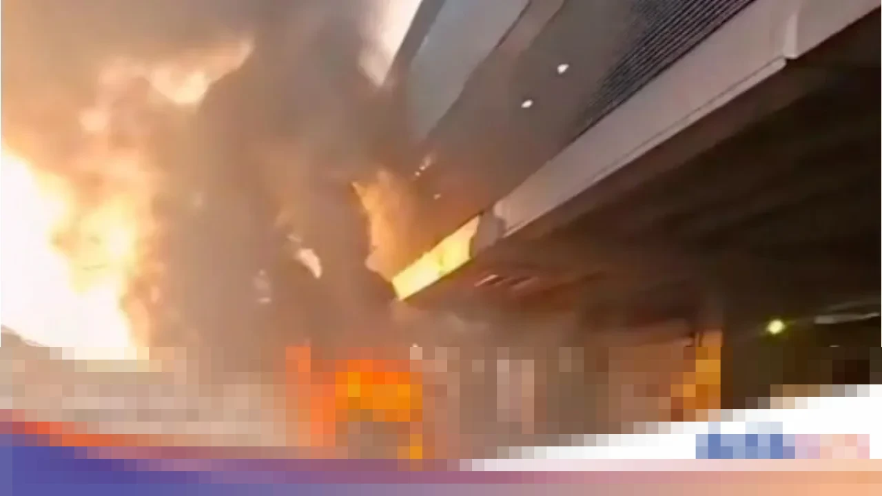 Bus Terbakar di Tol Japek Dekat Stasiun Jatibening Baru, Operasional LRT Jabodebek Tak Terdampak