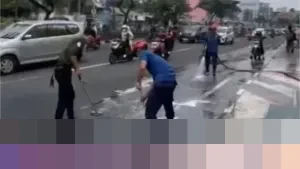 Ceceran Minyak Restoran di Jalan Margonda Depok Sebabkan Sejumlah Pemotor Terjatuh, Damkar Turun Tangan