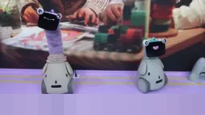 Dari CES 2026: OlloBot, Robot Pendamping Unik Berleher Panjang yang Hangat dan Penuh Kejutan