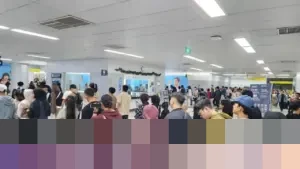 Dini Hari Tahun Baru 2026, Stasiun MRT Bundaran HI Membludak, Penumpang Padati Pintu Masuk
